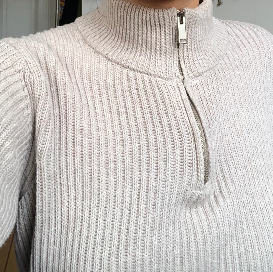 Stickad tröja med dragkedja