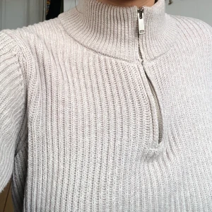 Stickad tröja med dragkedja - Stickad tröja med dragkedja som kommer till använding för sällan. I nytt skick!