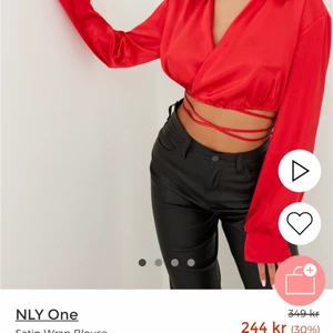 Röd satinskjorta storlek S - Jättefin och festlig röd satinskjorta som jag bara har använt en gång. Den är splittrans ny. Jag säljer denna då jag inte tror att jag kommer använda den mer. Skriv privat vid frågor❤️