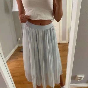 Ljusblå kjol - Ljublå plisserad kjol, helt oanvänd med taggen kvar, köpt på NA-KD. Midi modell. (Första bilden är lånad!) Hör av dig vid frågor💖Budgivning vid flera intresserade.