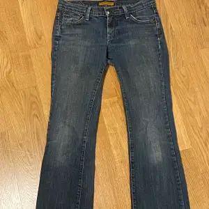 Lågmidjade J.Company jeans med lite bootcut❤️ Köparen står för frakten!         Insöm: 80cm  midja: 36,5  yttersöm: 102cm