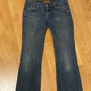 J.Company jeans - Lågmidjade J.Company jeans med lite bootcut❤️ Köparen står för frakten!         Insöm: 80cm  midja: 36,5  yttersöm: 102cm