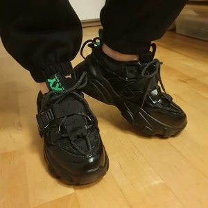 Oanvända sneakers skor - Helt nya skor, aldrig använda! Väldigt snygga och fräscha, lite platå. Uppskattar storleken till 37. Köparen står för frakten.