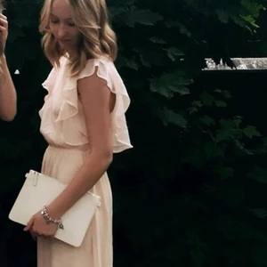 Balklänning från Nelly  - En vacker, enkel balklänning, använnd 2 gånger. Öppen rygg med fina volanger både bak och fram! Färgen är ljusrosa lite mer åt det persikofärgade hållet. Storlek 34, xs! Klänningen är uppsydd för att passa mig på 1.60, men inget som gör klänningen ful. Den är uppsydd ca 1 decimeter. 