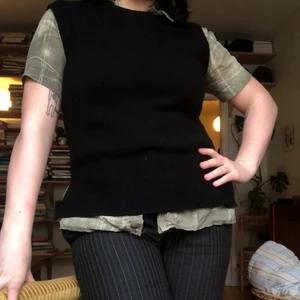 Väst - En så bekväm och praktisk väst köpt på NAKD outlet! En oversize S så på mig som en M-L sitter den vanligt.