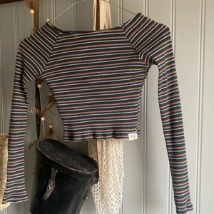 Söt croppad topp - Croppad söt topp i bra skick från Pull&Bear, S men passar också Xs. Köparen står för frakt📦