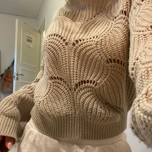 Grön stickadtröja - Stickad grön tröja i fint mönster! Använd men i bra skick 