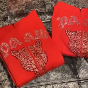 Paaw hoodie - Intressekoll på denna fina PAAW hoodien!! Använt ett fåtal gånger. Alla rhinestones e kvar. Högsta bud får köpa. Buda i kommentarerna. Budet börjar på 400kr. 