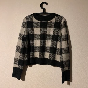 Rutig tröja - Fin rutig tröja! Tyvärr finns en liten fläck på ena armen, något som jag dock inte tycker man märker av. Lappen är tyvärr borta men passar mig med storlek s/m bra! 50kr + frakt
