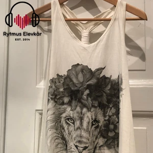 Linne med tryck - Långt linne med tryck i okänd storlek. Säljs av Rytmus Stockholms Elevkår, alla kläder som säljs har skänkts utav elever på Rytmus och de pengar som samlas in från klädinsamlingen ges oavkortat till WWF. Ta chansen och köp fina kläder second hand och bidra på samma gång till att bevara miljön!