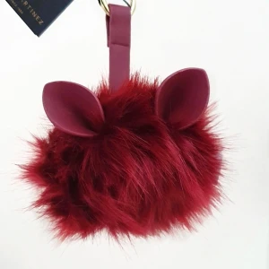 Röd powerbank laddning iphone NY!! - Vinröd lurvig powerbank som man kan ladda mobilen med trådlöst. Passar alla iphone ingångar. Laddas upp med vanlig laddadapter i väggen. Har en hängare och går att användas som nyckelring eller hänga fast i väska eller liknande.  Helt ny med prislapp! > perfekt present !