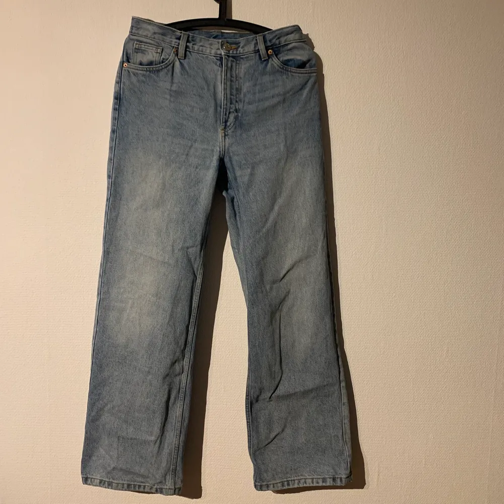 Jeans från monki i modellen Yoko. Storlek 29. Mycket sparsamt använda då tyvärr är lite förkorta på mig som är 177 cm. Fler bilder kan fås vid intresse! 100kr + frakt. Jeans & Byxor.