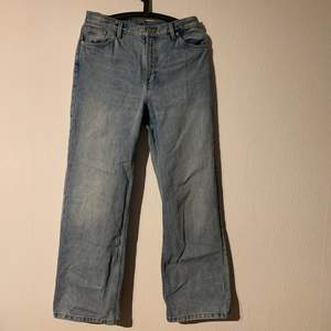 Jeans från monki i modellen Yoko. Storlek 29. Mycket sparsamt använda då tyvärr är lite förkorta på mig som är 177 cm. Fler bilder kan fås vid intresse! 100kr + frakt