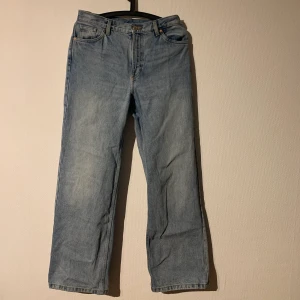Straight jeans - Jeans från monki i modellen Yoko. Storlek 29. Mycket sparsamt använda då tyvärr är lite förkorta på mig som är 177 cm. Fler bilder kan fås vid intresse! 100kr + frakt