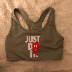 Nike - En fin grön sport topp i märket Nike. Har använt toppen ungefär 1 gång.