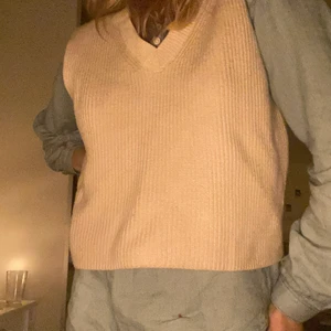 Stickad väst - En beige stickad väst, perfekt att ha över skjortor!💛💛