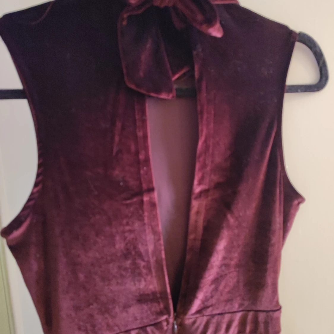 Shortsdress med öppen rygg i sammet - 90