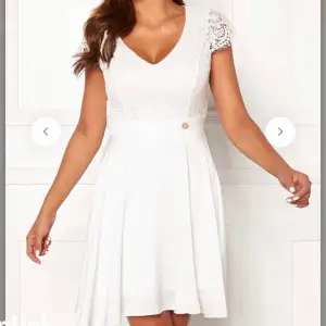 Jätte fin vit klänning ändast använd en gång ( lånade bilder) hör av er om ni vill ha fler bilder. Säljer för 350kr ikl frakt om inte bud uppstår 
