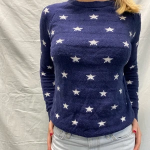 Stickad tröja med stjärnor - Jätte fin stickad tröja med stjärnor🌟🌟