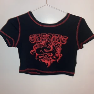 Cropad topp från H&M  - Oanvänd svart topp med rött tryck 