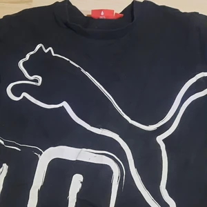 Puma t-shirt  - En svart puma t-shirt i väldigt bra skick.