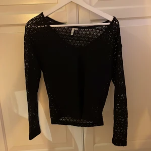 Mesh topp från Nelly  - Cool Mesh topp med v-ringning. På andra bilden har jag en tubtopp då den är väldigt genomskinlig. Lång i ärmarna! 👍🏼 storlek XS 