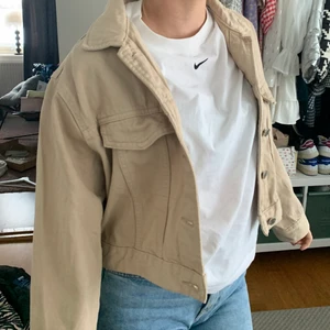 Beige jeansjacka - Beige jeansjacka från Gina Tricot i strl S. Använd fåtal gånger. Köpt för ca 300-400:-. Säljer för 80:-.