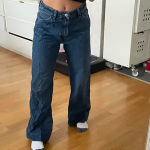 Mörkblå jeans från monki som jag sytt upp så de passar mig i längden. Är cirka 157 för referens och de är perfekta i längden för mig. På sista bilden ser man att de är uppsydda men det är inget man tänker på❤️‍🔥 Passar mig som 36 men tror de funkar för 38 också