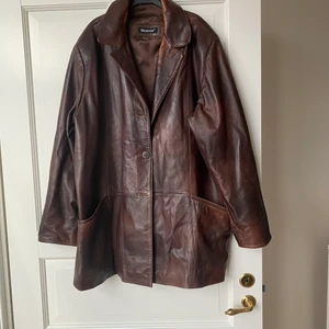 Asball skinnjacka ✨ - Jättefin och trendig skinnkavaj från märket Goldstein som är köpt här på plick men aldrig använd på mig då den var lite stor! ✨ Skulle uppskatta att den är som en storlek L men passar bra för mindre eller större beroende på hur man vill att den ska sitta. Bild 2 och 3 är från förra säljaren ❤️😍