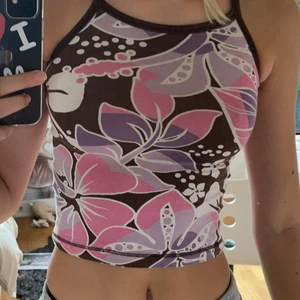 Blommigt linne - Skit trendigt linne med coconut girl vibes. Bra skick men finns tyvärr ingen lapp på för att kunna se märket. Kom privat för mer information eller intresse💘