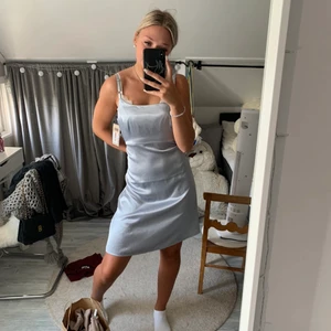 Super fin klänning  - Verkligen super fin blå satin klänning! Aldrig använd! Lapp kvar 