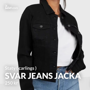 Svart jeans jacka - Säljer min jeans jacka som är alldeles för liten för mig, fick den i present men eftersom den är för liten så har den aldrig kommit till användning ❤️ den är köpt från Carlings, ny pris 599. Mitt pris 200 plus frakt. Detta är bara en bild på en svart jeans jacka, så hör av er om ni vill se jackan jag har hemma som er exakt likadan ut som denna på bilden🥰