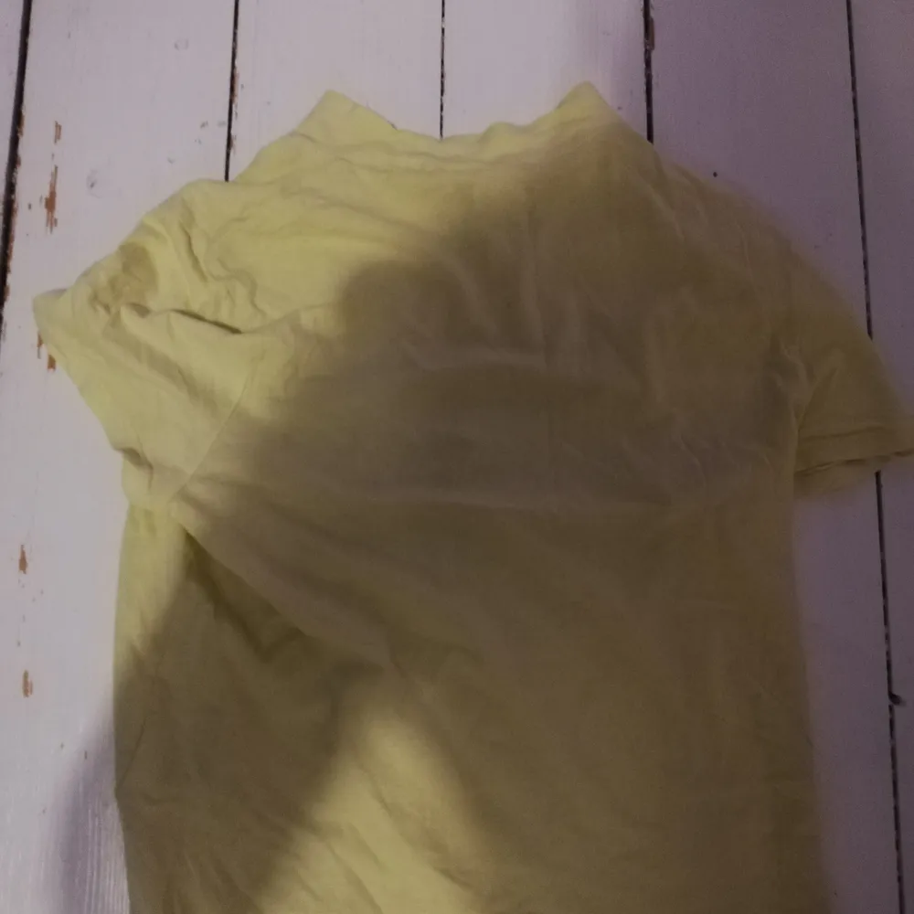 En gul t-shirt i storlek xs. Köpt från hm. I bra skick. Priset jag köpte den för var 20kr. Men säljer den för 10kr. Köparen står för frakten. (frakter kan ändras) . T-shirts.