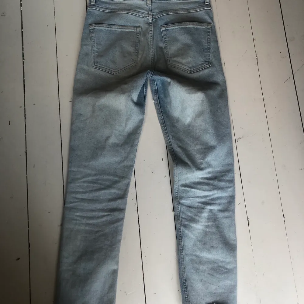 Skit balla jeans med pärlor. Köpte dem från HM ca 4 år sedan. De är i storlek 28 (CN 165/72A) och passar mig som är 36/38 i eur storlekar 🥰💕. Jeans & Byxor.