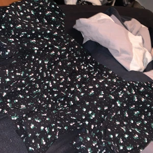 Svart blommig topp - En svart topp med rosa blommor från h&m. Fint skick och endast testad, i storlek M. Denna är lite för liten för mig. Men skulle ändå säga att den är normal M, fast pytte lite mindre. Prislappen finns kvar! 