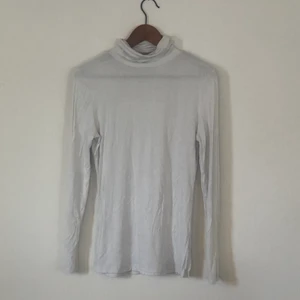 Turtelneck - Vit turtelneck från H&M. Storlek L. Köparen står för frakt! 