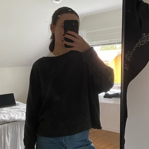 STICKAD TRÖJA FRÅN HM - Säljer denna stickade tröja som är perfekt till hösten 🤍 Tröjan är en str L men passar oversize på mig som är en XS/S, frakten står köparen för🤍
