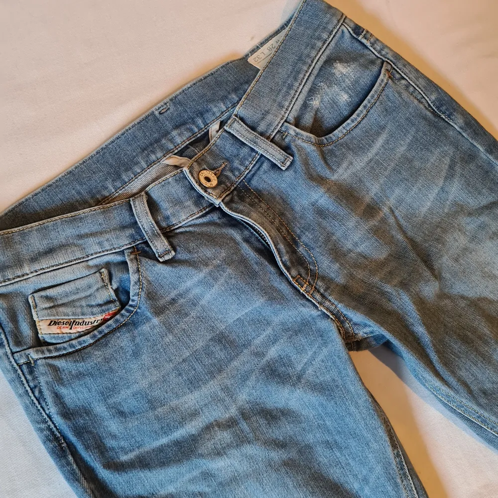 Populära Dieseljeans som endast säljs för 140 kr då jag behöver bli av med dem rätt snabbt. Först till kvarn🥰 passar 32-34. Jeans & Byxor.