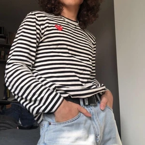 Comme des Garçons Long sleeve  - Använd 4 ggr totalt, köpt i sthlm för ca ett 2 år sen. Säljer den för använder aldrig, storlek M. Passar fortfarande mig bra, inte krympt.