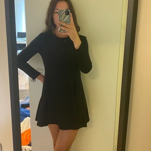 Enkel svart klänning  - En svart klänning i lite tjockare tyg, perfekt till höst/vinter! Är i storlek S och jag är 176 cm lång som referens. Märket är Soul River, använde den en del för några år sedan men inte på ett bra tag och tänker därför att någon annan kan göra det!🥰