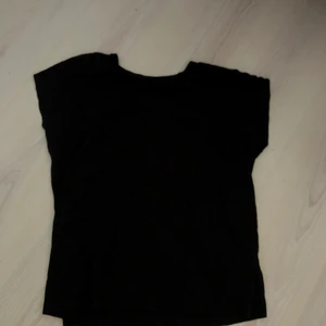 T-shirt - T-shirt från ginatricot som är nästan oanvänd. Har ett antal t—shirts så jag behöver inte denna längre och därför hoppas jag på att den får en ny ägare. Strl m och finns inga skavanker. Du står för frakten🥰 jag kan ha skrivit fel hur mkt frakten kostar då jag är osäker men det löser vi om du är intresserad.