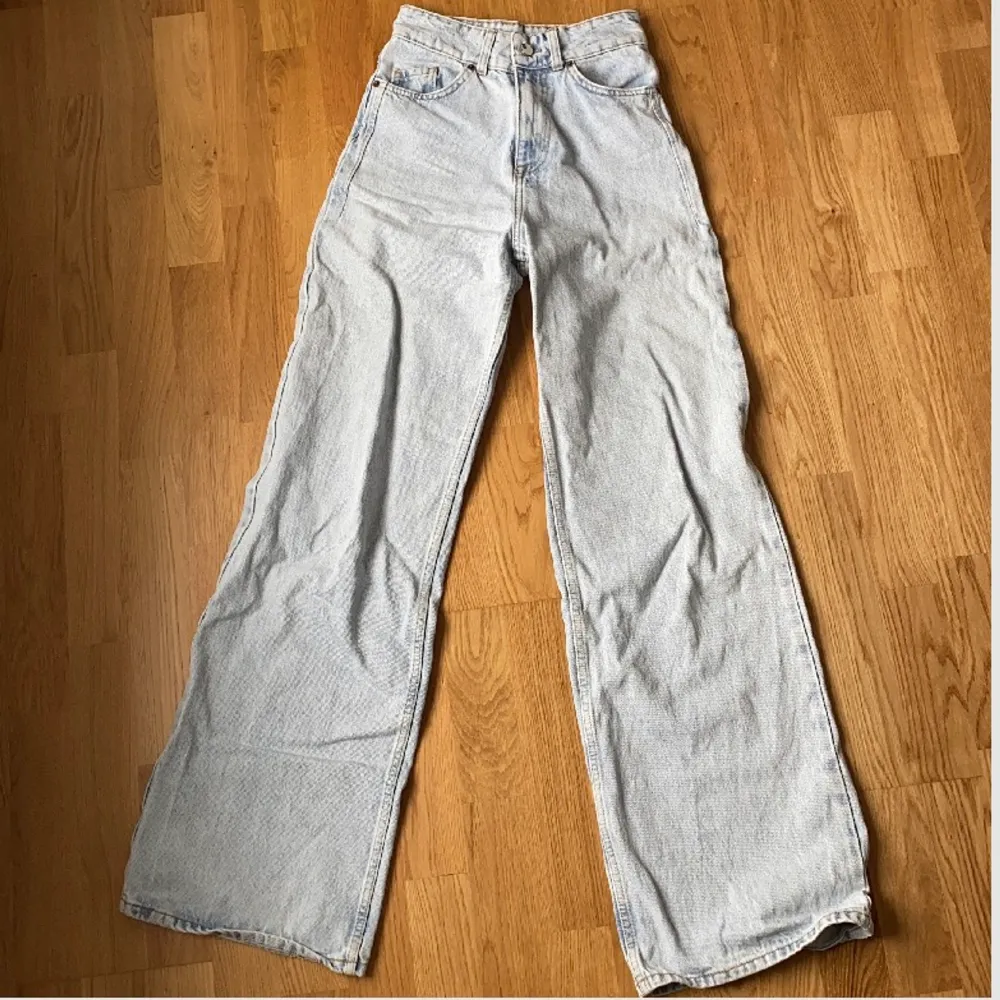 Skit snygga jeans från Zara. Säljer dem då de är för breda för min smak. Köparen står för fraktkostnaden. Jeans & Byxor.