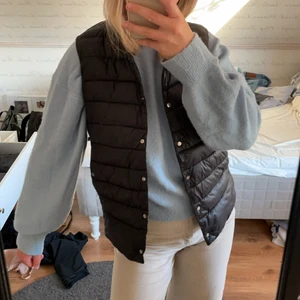 Mango väst - Säljer nu min fina dunväst från mango som passar perfekt till hösten/vinter/våren. Inget fel alls och har passat mig som oftast har S. Köpt här på Plick.