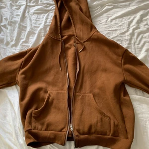 Tjocktröja med dragkedja - Aldrig använd, väldigt mysig och tjock