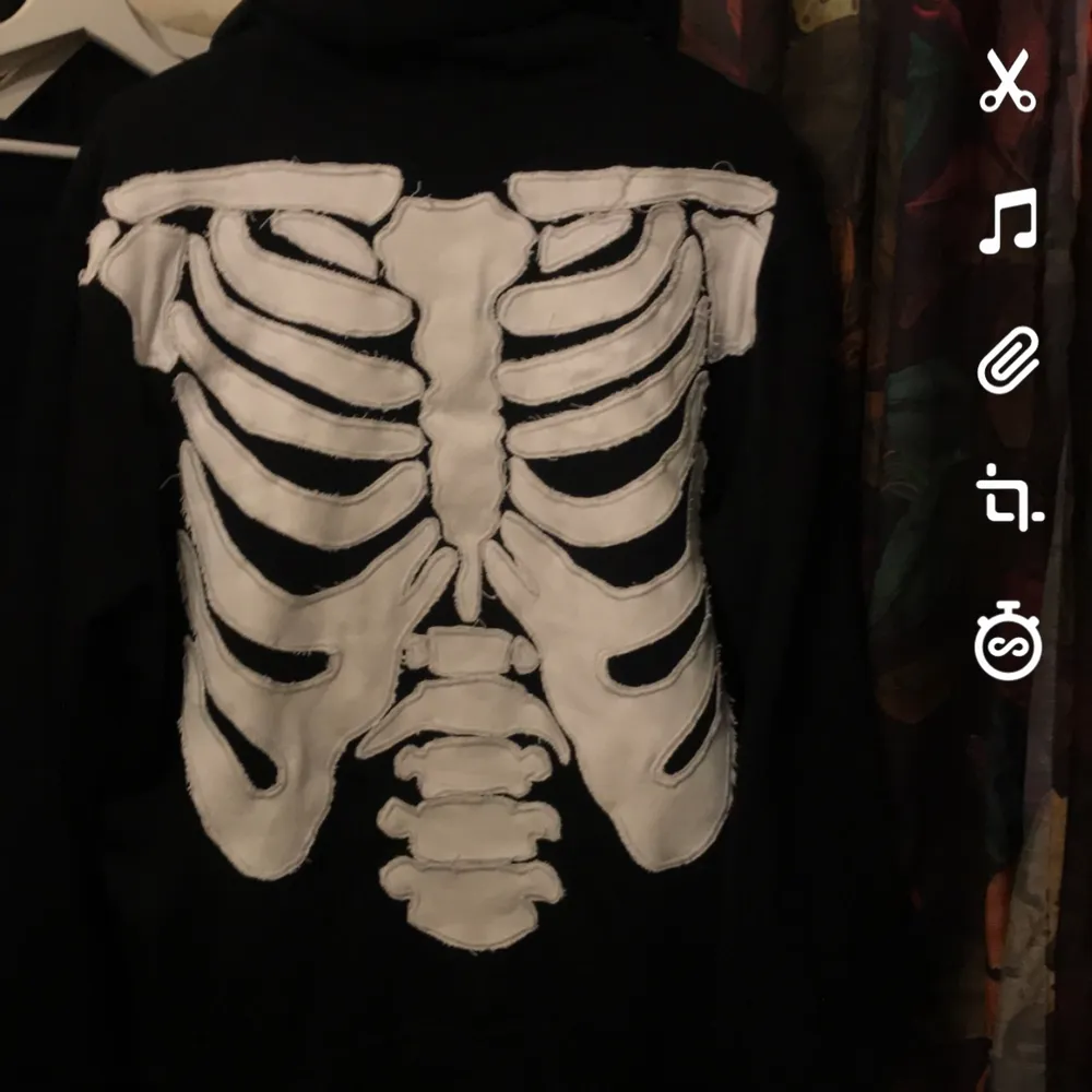 Hand gjord skelett hoodie med fina ditaljet kommer bara göra en till sen är det slut sold så du kan få den i vilken storlek du vill ha köper en hell ny hoodie och Allt. Tröjor & Koftor.