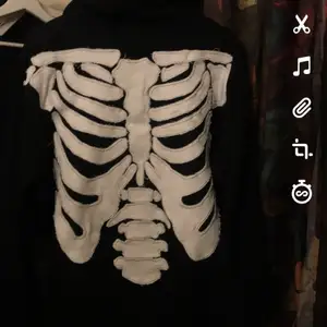 Hand gjord skelett hoodie med fina ditaljet kommer bara göra en till sen är det slut sold så du kan få den i vilken storlek du vill ha köper en hell ny hoodie och Allt