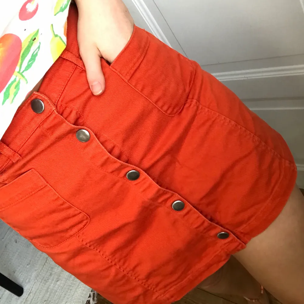 Orange kjol, från monki! Storlek XS, men skulle även tro att den passar S. Kjolar.