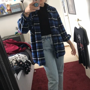 Flanell Skjorta! - Säljer nu min skjorta som jag köpt från vintage för några år sedan! Jättsällan använd och i fantastiskt skick! Men använder tyvärr inte den längre och behöver pengarna! Pris kan diskuteras! Kolla gärna in mina andra annonser också då jag kan göra paketpris! Måste bli av med allt!!