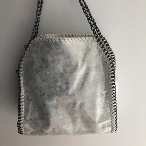 Stella väska - Säljer min stella McCartney väska (fejk), jättefin och rymlig. Knappt använd därav inga defekter och precis som ny! Frakt ingår ej💞 kan fixa paketpris och billigare frakt vid köp av flera saker!:) 