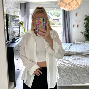 Vit skjorta  - Säljer en vit skjorta i strl 44. Sitter bra oversized på mig som brukar ha 36. Luftig o perfekt när det är varmt. Köpare står för frakt!🕊